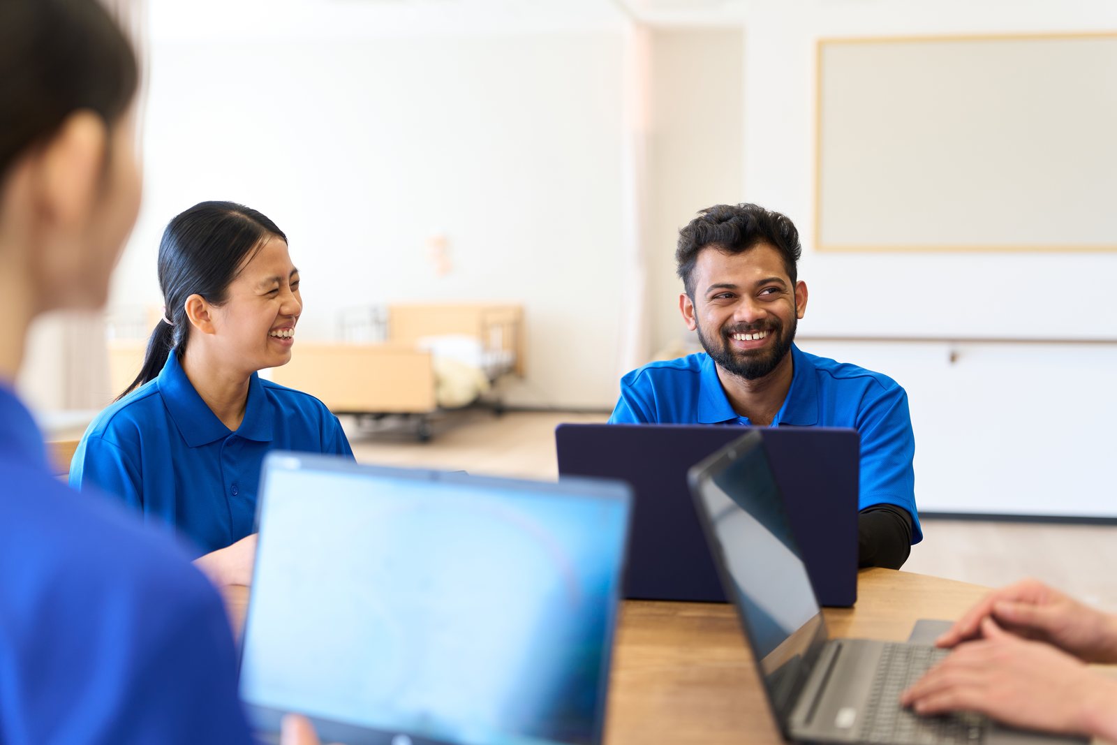 介護分野の研修を受ける外国人材